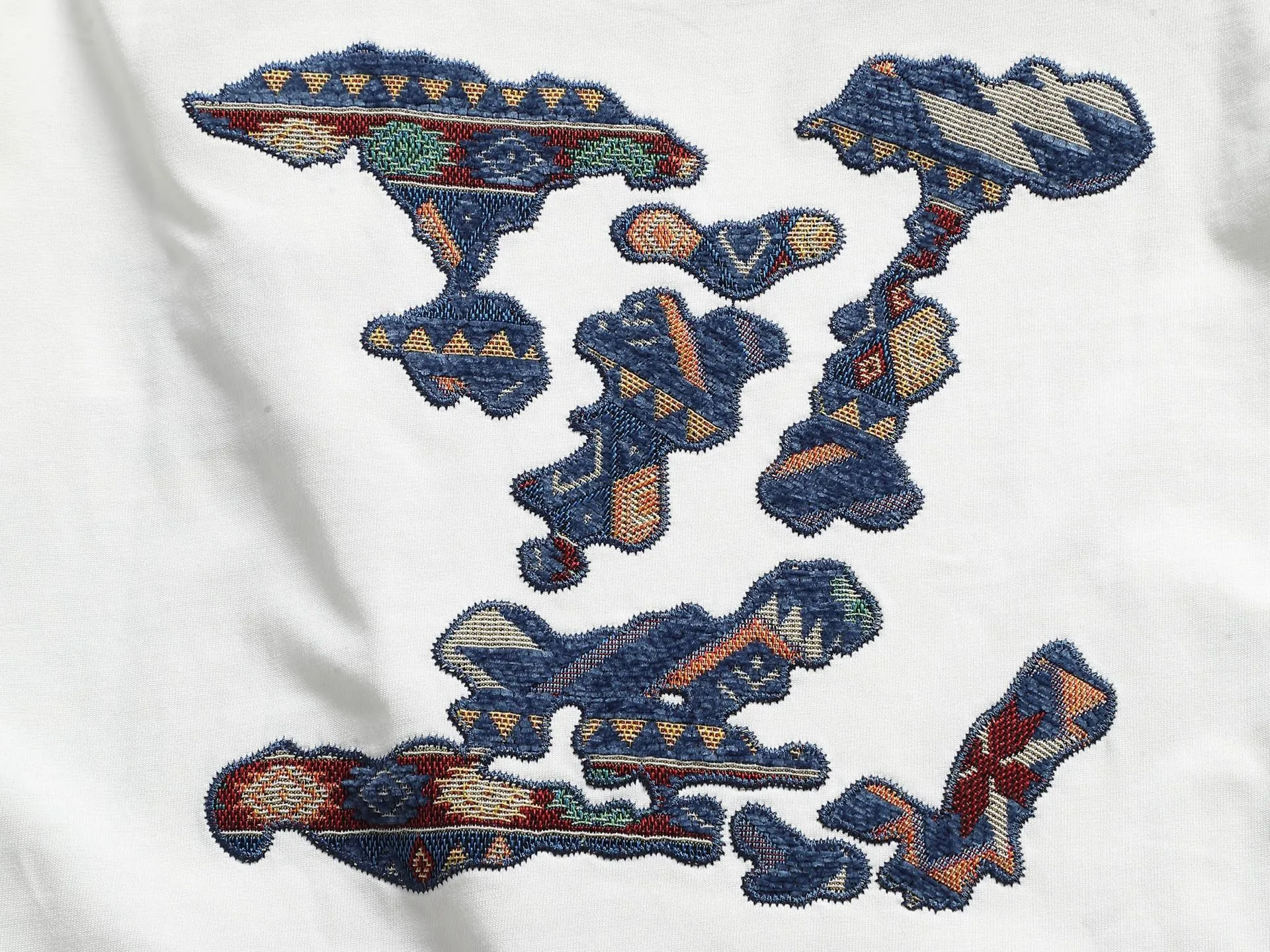 🅿️220 Louis Vuitton/Louis Vuitton High-end craftsmanship 1,000-needle embroidery. The large logo is exquisitely upgraded, inspired by the retro embroidery of the 1980s. Original fabric. Official same style. Short-sleeved T-shirt. Same vat dyed fabric. Very comfortable to the touch. The latest brick cabinet synchronization for spring and summer. Fashionable and personalized. Super versatile and good-looking. Very suitable for both men and women. A must-have for everyone. Hang tag. Collar label. Washed wheat. Complete with three labels. Color: black, white, khaki. Size: S M L XL |